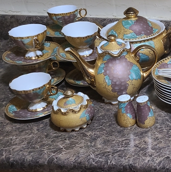 64 piece dinnerware in gold - Picture 3 of 3